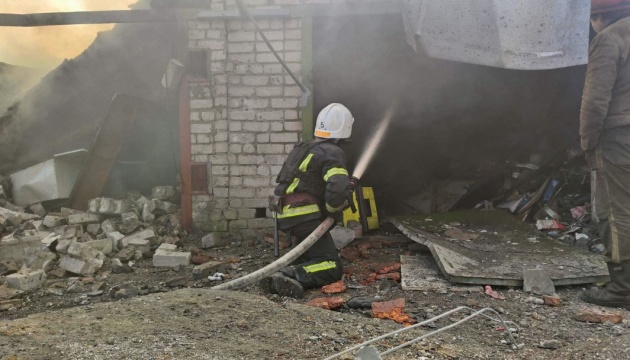 У Миколаєві на місці російського обстрілу спалахнула пожежа