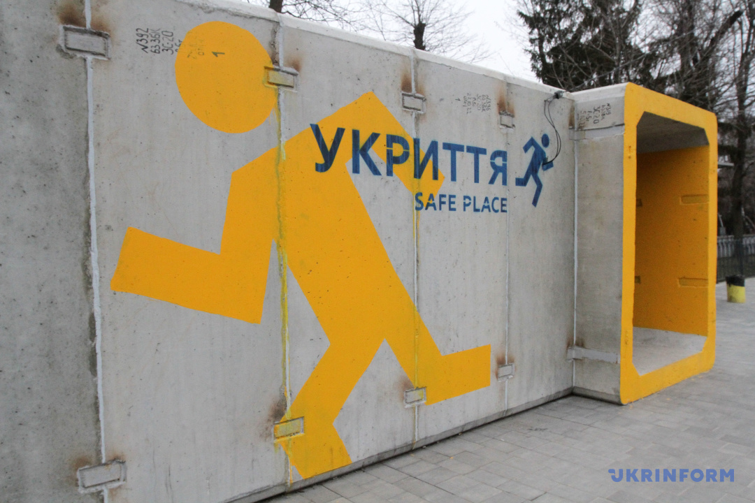 У Дніпрі встановили мобільні бомбосховища на зупинках / Фото: Микола М'якшиков, Укрінформ 