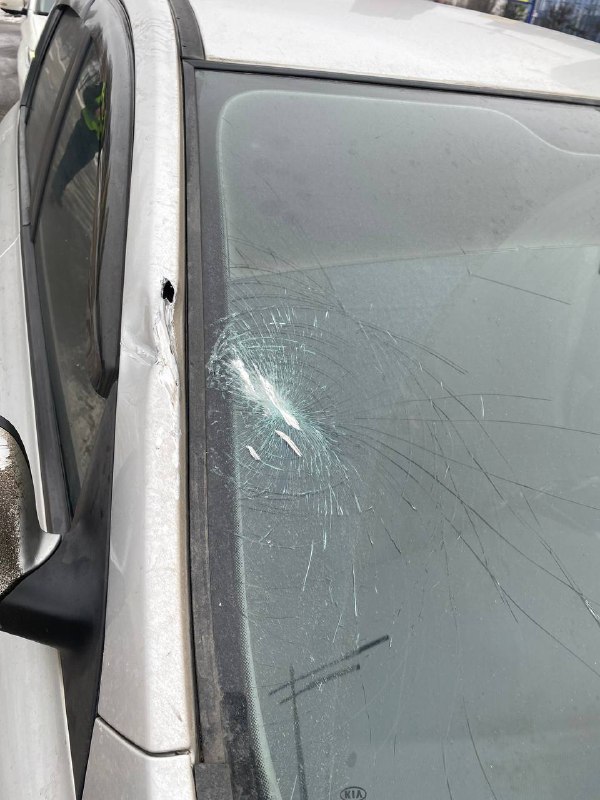 ダルニツィキー地区で損傷した車両　写真：キーウ市軍行政府