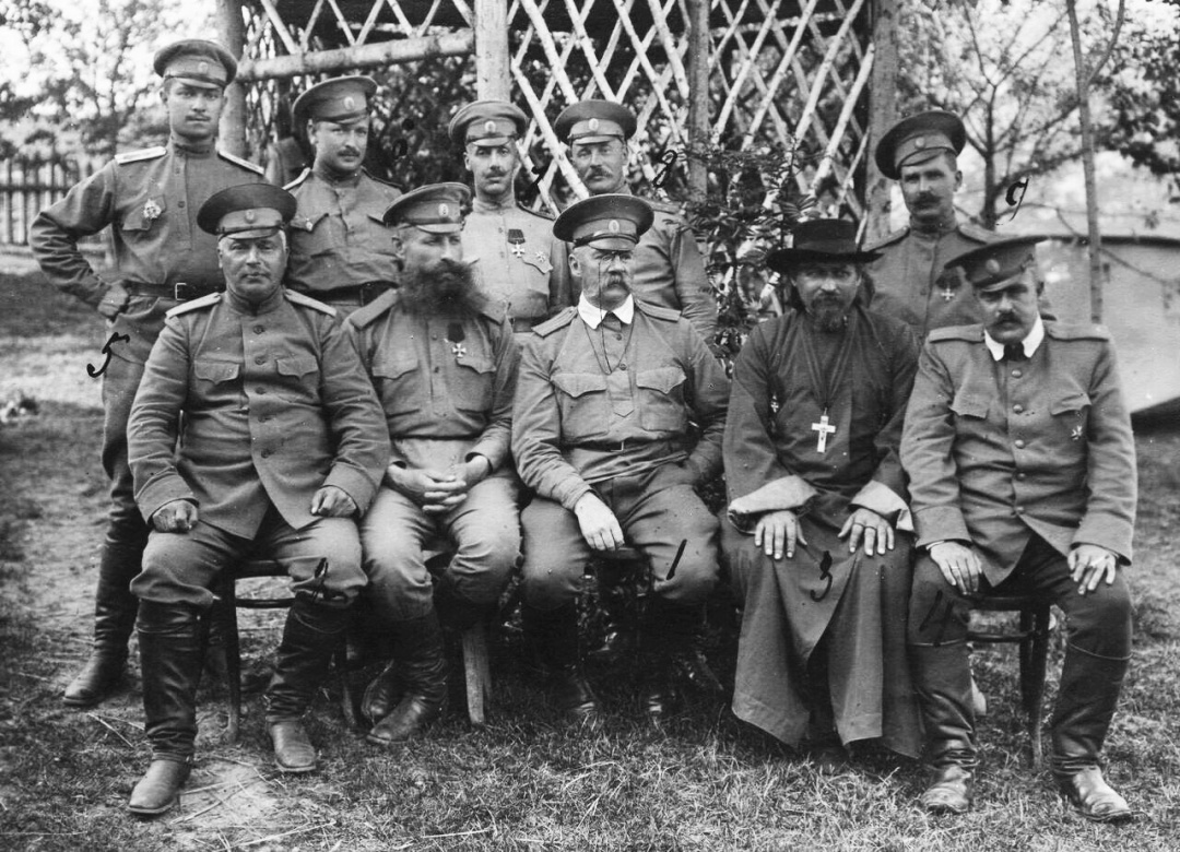 Яків Гандзюк (сидять, другий ліворуч) із групою офіцерів 147-го піхотного Самарського полку, 16 липня 1915 р.