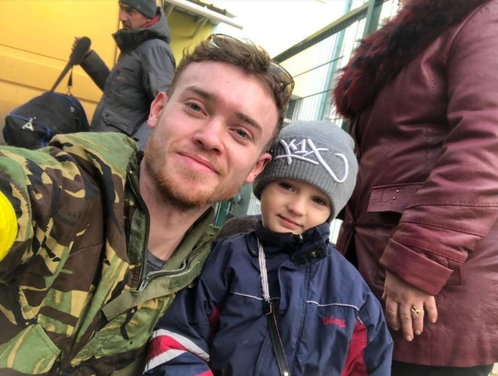 Кріс Перрі з 4-річним хлопчиком, який разом із сім'єю, рятуючись від російських бомбардувань, кілька місяців прожив у підвалі / Фото: Chris Parry/Instagram