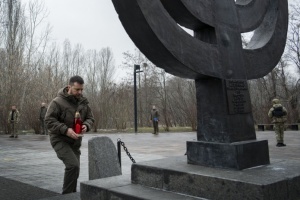 ゼレンシキー宇大統領、ホロコースト犠牲者の追悼日に記念碑訪問
