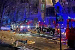 Слідчі вилучили уламки ракети на місці удару по будинку в Харкові