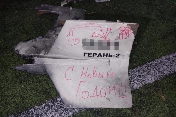 Restos de un dron iraní encontrados en un campo de deportes en la región de Kyiv