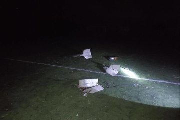 Bruchstücke abgeschossener iranischer Drohne landen auf einem Sportplatz in Region Kyjiw