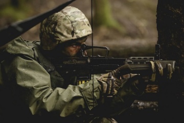 ウクライナ軍、英国での新兵訓練につき説明