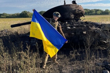 塹壕で読書のウクライナ軍人「機会がある時に本を読むのは普通のことだ」