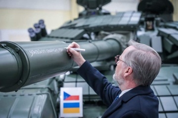 Czech PM writes message on T-72 tank for Ukraine