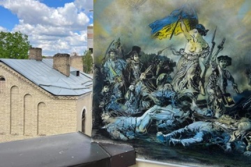 Ukraine : Le street artiste français C215 peint des fresques sur des bâtiments touchés par la guerre  