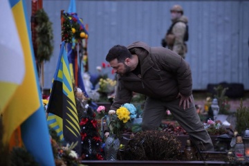 ゼレンシキー宇大統領、西部リヴィウにて戦死軍人を墓参