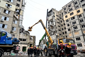 破壊されたドニプロ市集合住宅の瓦礫下からの捜索作業続く　死者は４１人