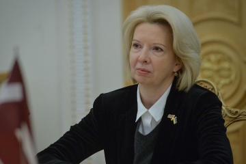La ministra de Defensa de Letonia llega en su primera visita a Ucrania