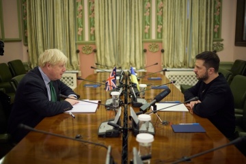 Zelensky trata con Johnson la situación en el frente y la "cumbre de la paz"