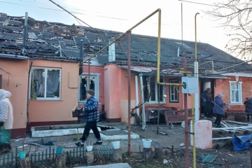 Rusos atacan el centro de una ciudad en la región de Sumy, alcanzan un edificio de apartamentos