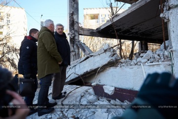 UN-Hochkommissar für Flüchtlinge besucht ein Wohnviertel in Charkiw