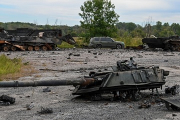 Streitkräfte der Ukraine vernichteten binnen eines Tages 910 russische Invasoren und zerstörten neun Panzer