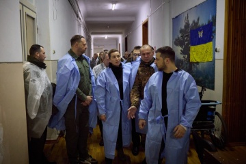 Selenskyj und dänische Ministerpräsidentin Frederiksen besuchen verwundete Soldaten in Mykolajiw