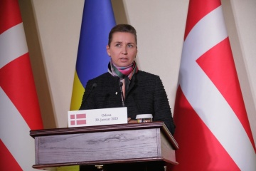 Primera ministra: Dinamarca no descarta la posibilidad de entregar tanques a Ucrania