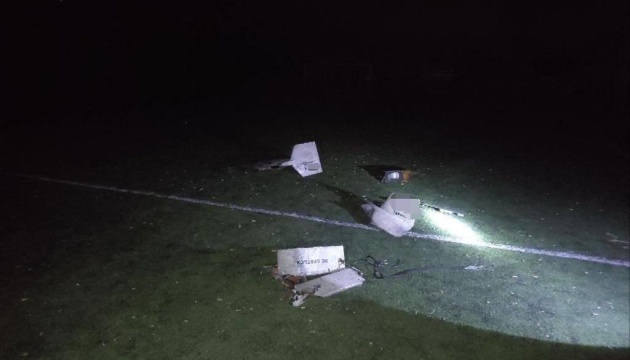Bruchstücke abgeschossener iranischer Drohne landen auf einem Sportplatz in Region Kyjiw