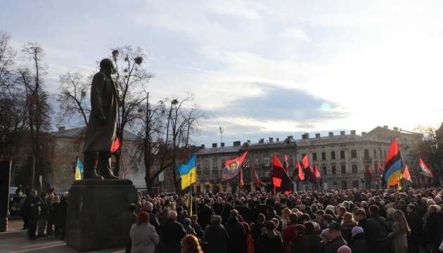 У Львові біля пам’ятника Бандері молились за Україну та співали патріотичні пісні