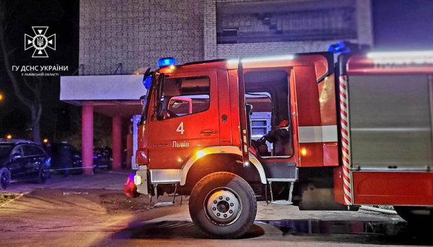 У Львові горіла багатоповерхівка, пожежники врятували 60 людей