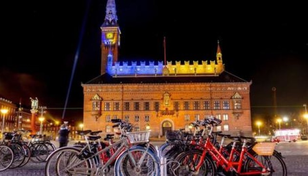 Ратушу Копенгагена в новорічну ніч освітили кольорами прапора України