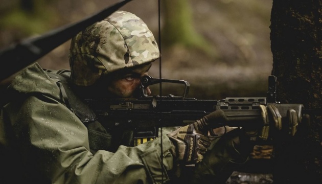 ウクライナ軍、英国での新兵訓練につき説明