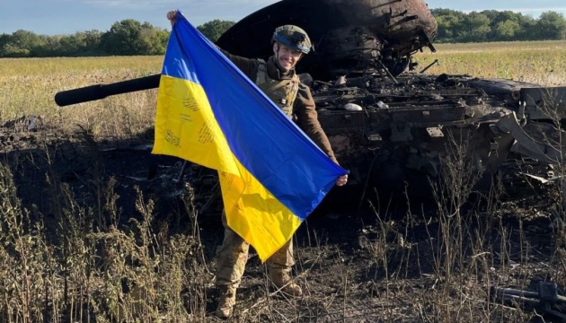 塹壕で読書のウクライナ軍人「機会がある時に本を読むのは普通のことだ」