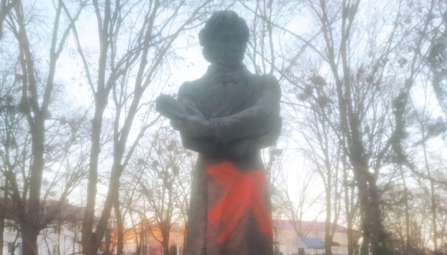 На Черкащині замалювали червоною фарбою пам'ятник Пушкіну