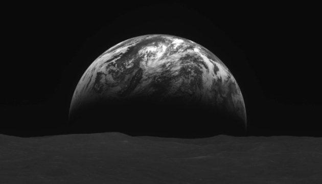 Корейський космічний зонд Danuri надіслав світлини Землі та Місяця