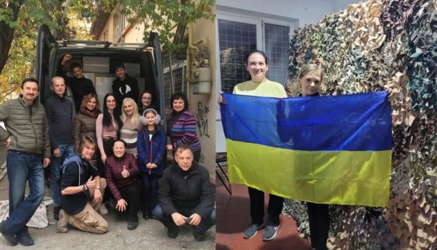 У Бухаресті українці плетуть маскувальні сітки та збирають гумдопомогу для ЗСУ