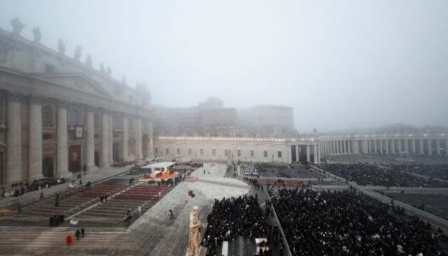 За три дні попрощатися з Папою Бенедиктом XVI прийшли близько 200 тисяч людей