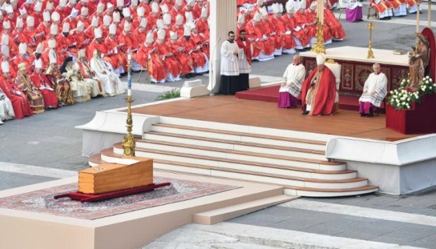У Ватикані поховали Папу Римського Бенедикта XVI