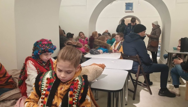 У Львові діти колядують в укритті через повітряну тривогу