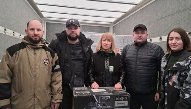 Чернівецькі волонтери передали в Херсон 50 генераторів та гуманітарну допомогу
