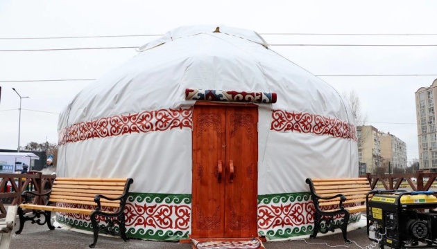 У Бучі облаштували пункт обігріву в казахській юрті