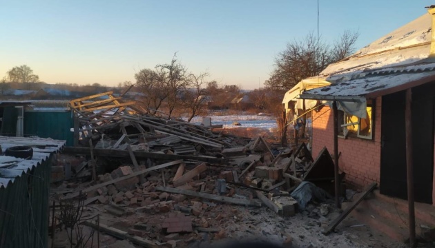 Ворожий артобстріл пошкодив п'ять будинків і ферму на Сумщині 