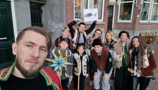 У Нідерландах українські волонтери наколядували на дрони для ЗСУ