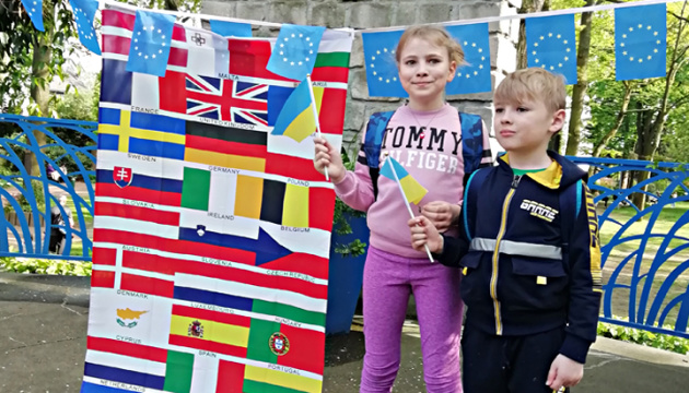 Як у Франції та Польщі навчають українських дітей-біженців
