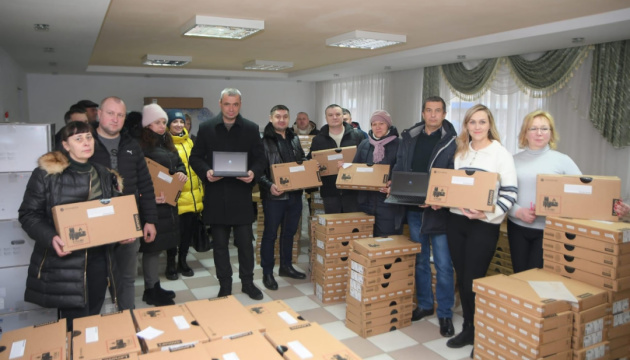 Українські вчителі отримали 50 тисяч ноутбуків від Google і ЮНЕСКО