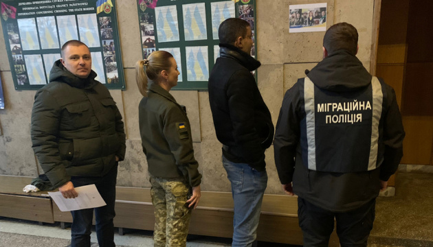Фіктивний шлюб для ухилянта: на Житомирщині викрили схему нелегального виїзду з країни