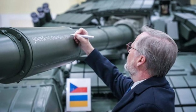Premierminister Tschechiens Fiala beschriftet persönlich T-72-Panzer für ukrainische Armee