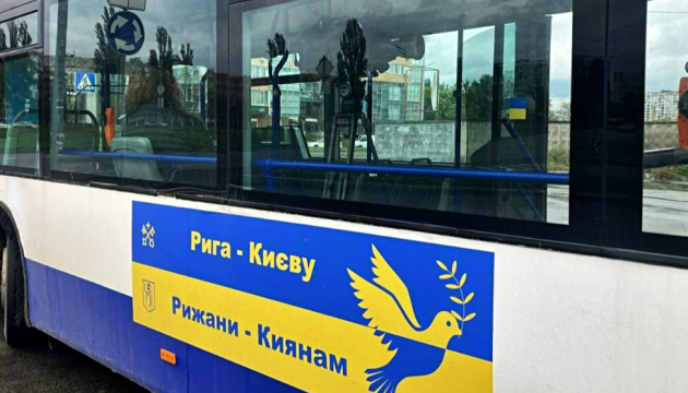 Letonia dona diez autobuses a Kyiv