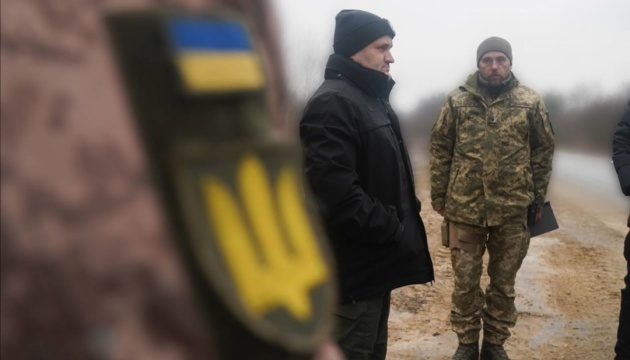 Les autorités ukrainiennes renforcent les lignes de défense autour de la capitale 