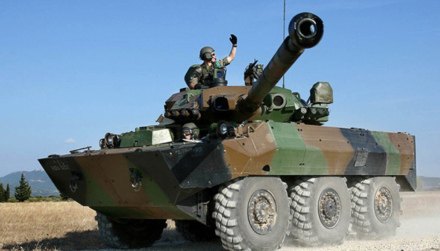 Франція відправила до України першу партію колісних танків