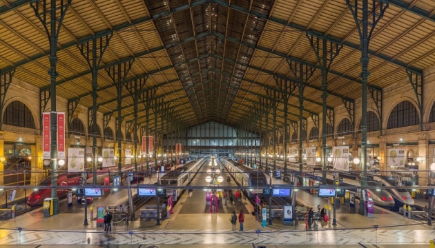 На паризькому вокзалі у годину пік невідомий поранив ножем кількох людей