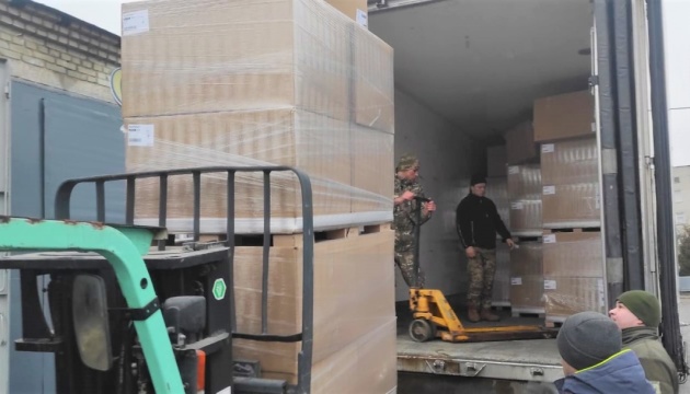 Guardias fronterizos ucranianos reciben la ayuda humanitaria de los voluntarios españoles