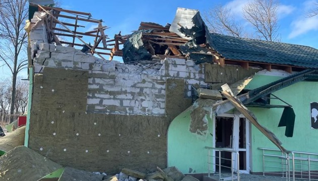 росіяни обстріляли Курахове - пошкодили адмінбудівлю та громадську вбиральню