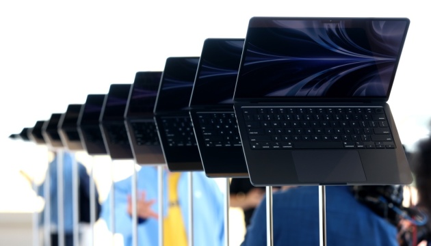 Apple працює над сенсорним екраном для ноутбука – Bloomberg
