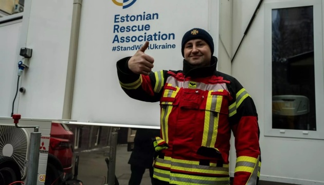Естонські рятувальники передали Україні спецтехніку та генератори
